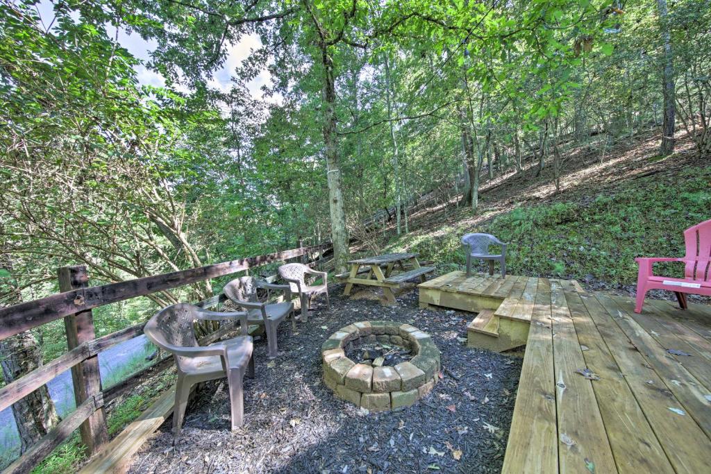 Modern Cabin in the Woods Pet Friendly on 1 Acre!